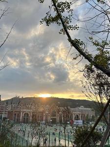 人潮拥挤 我好多余